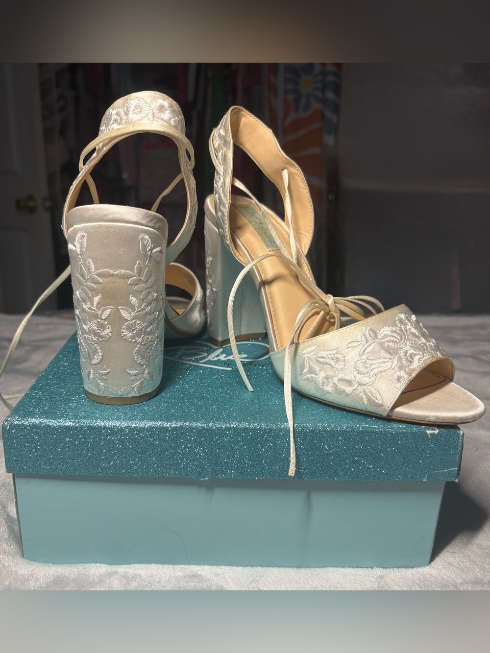 RARE 🤍🩵 Betsey Johnson Lace-Up White/IVORY Embroidered Block Heel-sz 10 - Picture 2 of 8